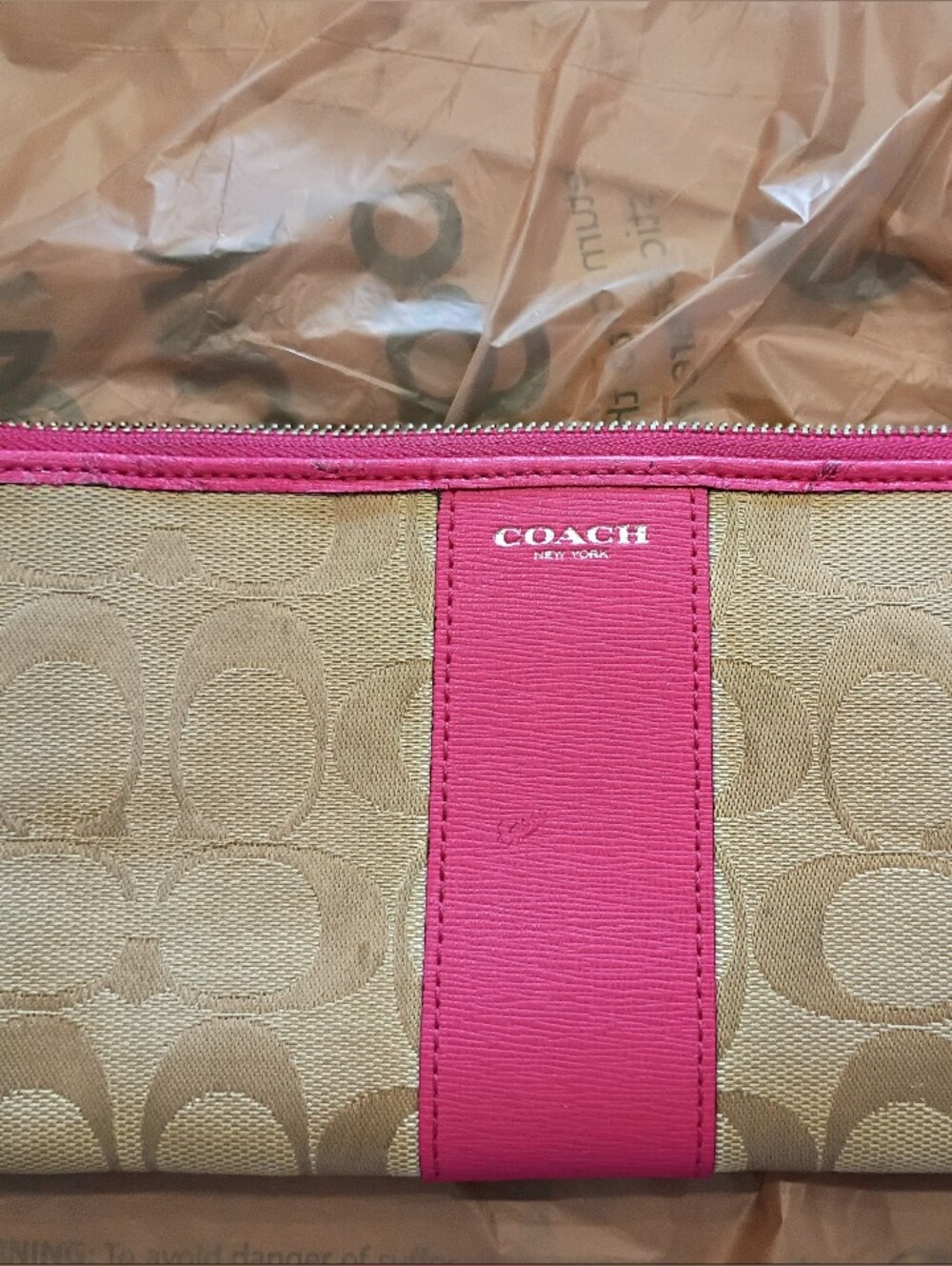 Coach Signature Tan Canvas Wristlet/Zip Wallet W Bright Pink Trim - Picture 4 of 4